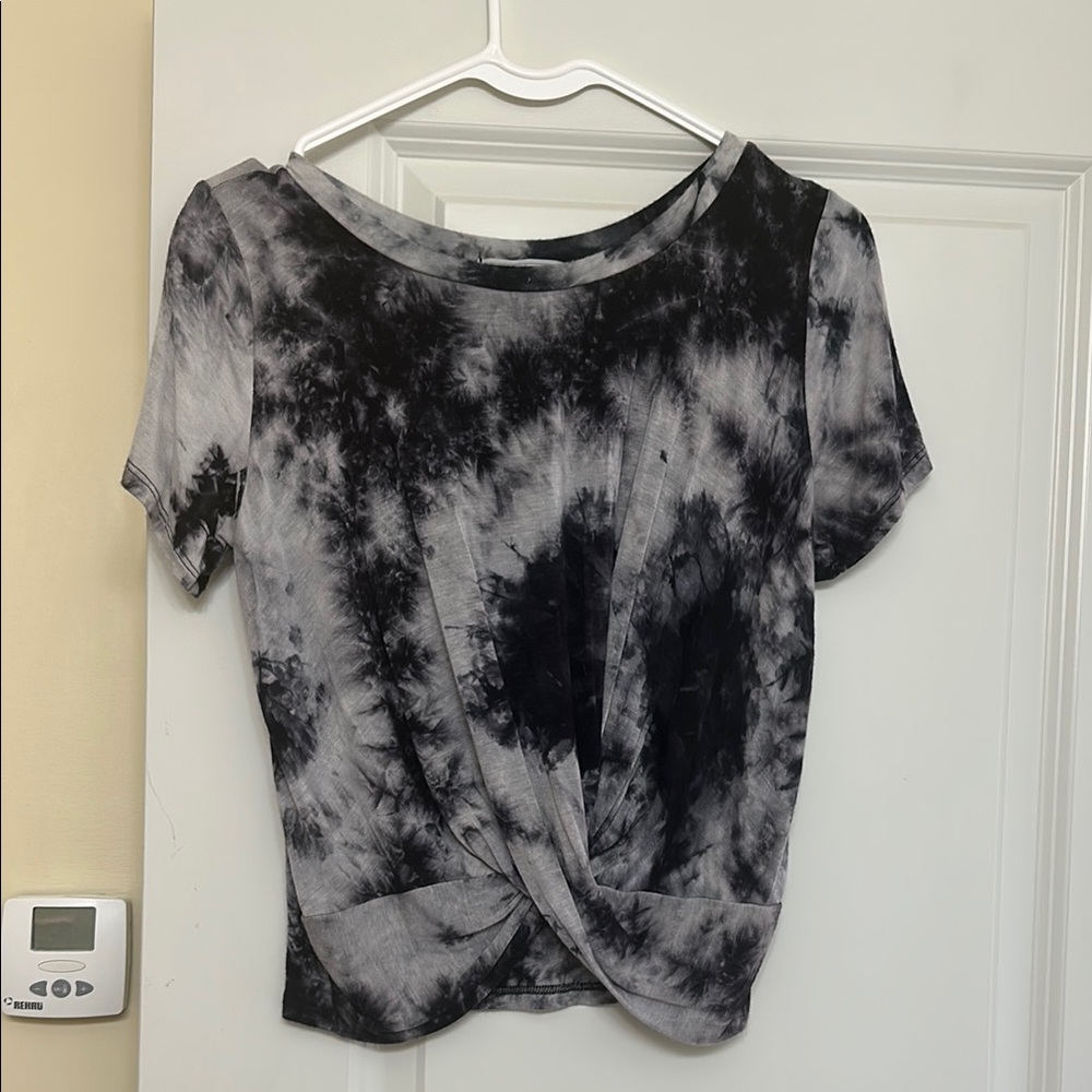Gaze Tie-Dye Twist Front Top - Black and Gray